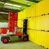Containerverladung auf Fahrzeug am Containerlager